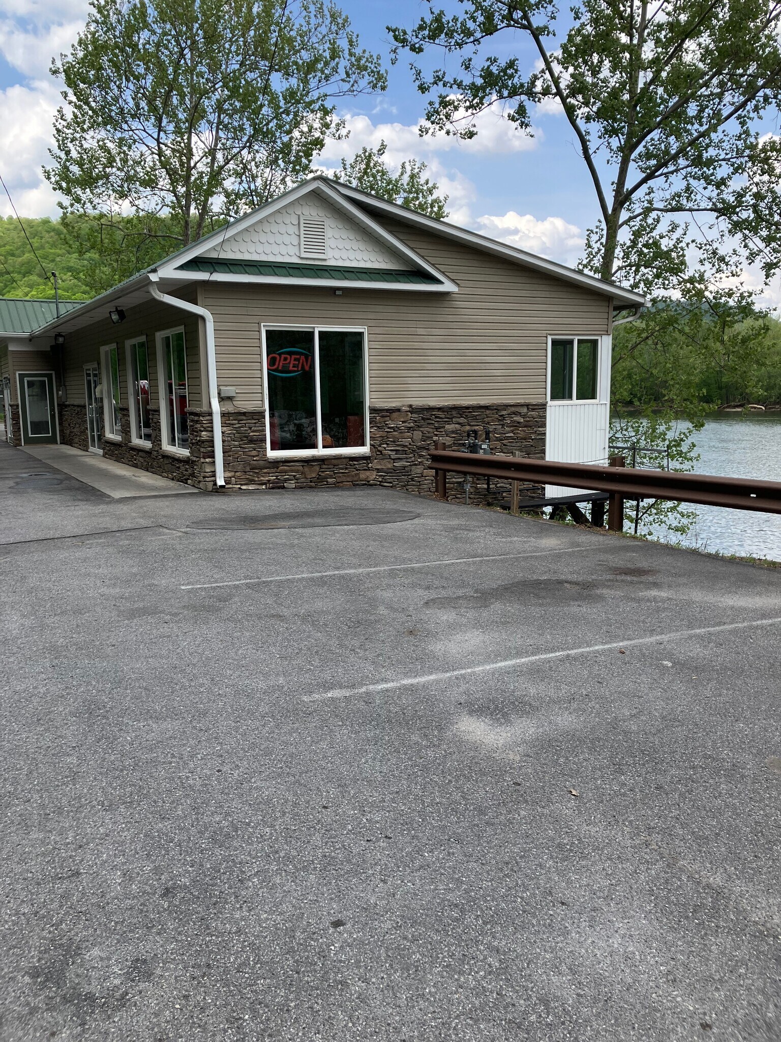 846 Hinton Bypass Byp, Hinton, WV for Sale