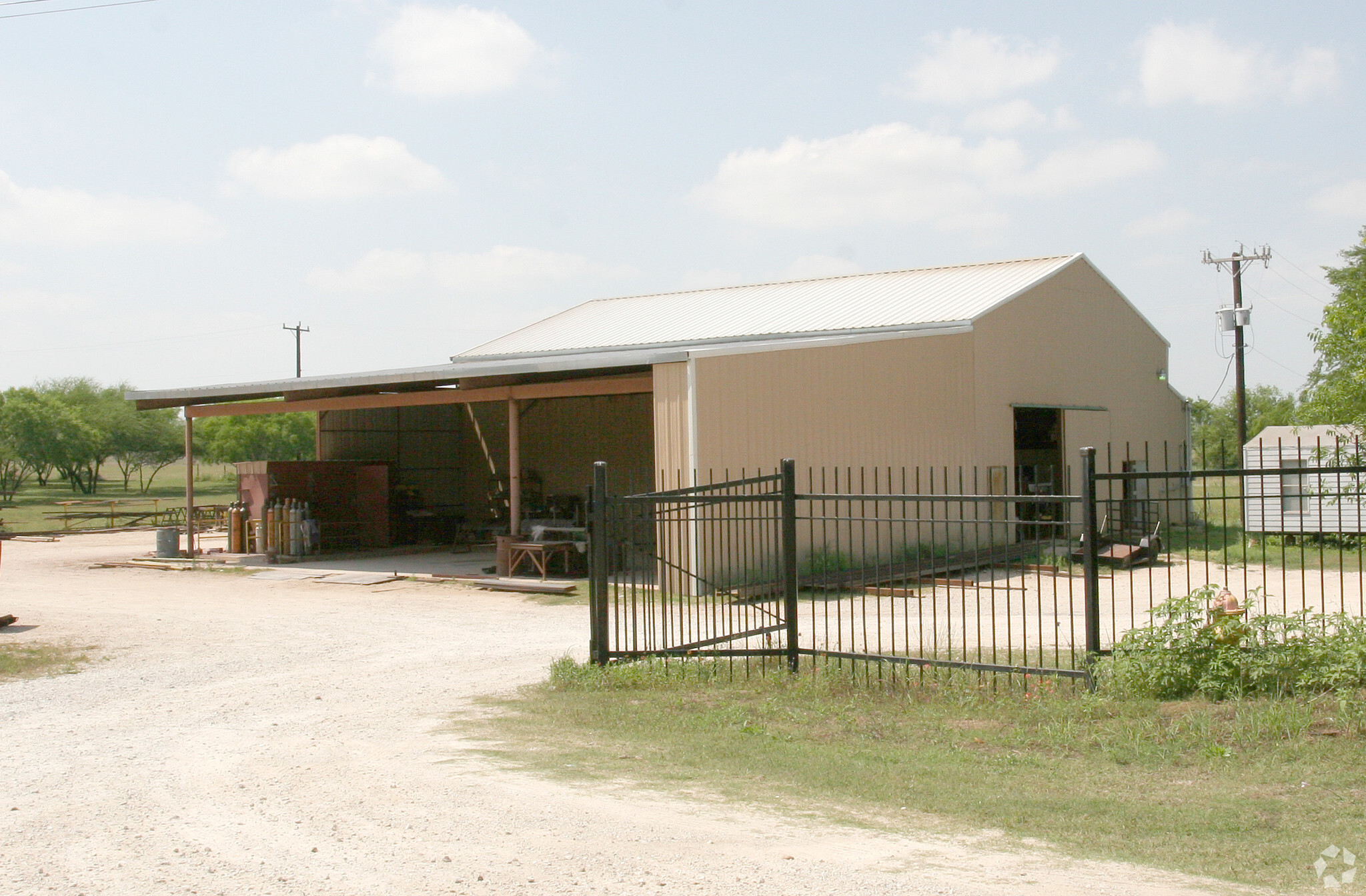 4615 S Flores St, Elmendorf, TX for Sale