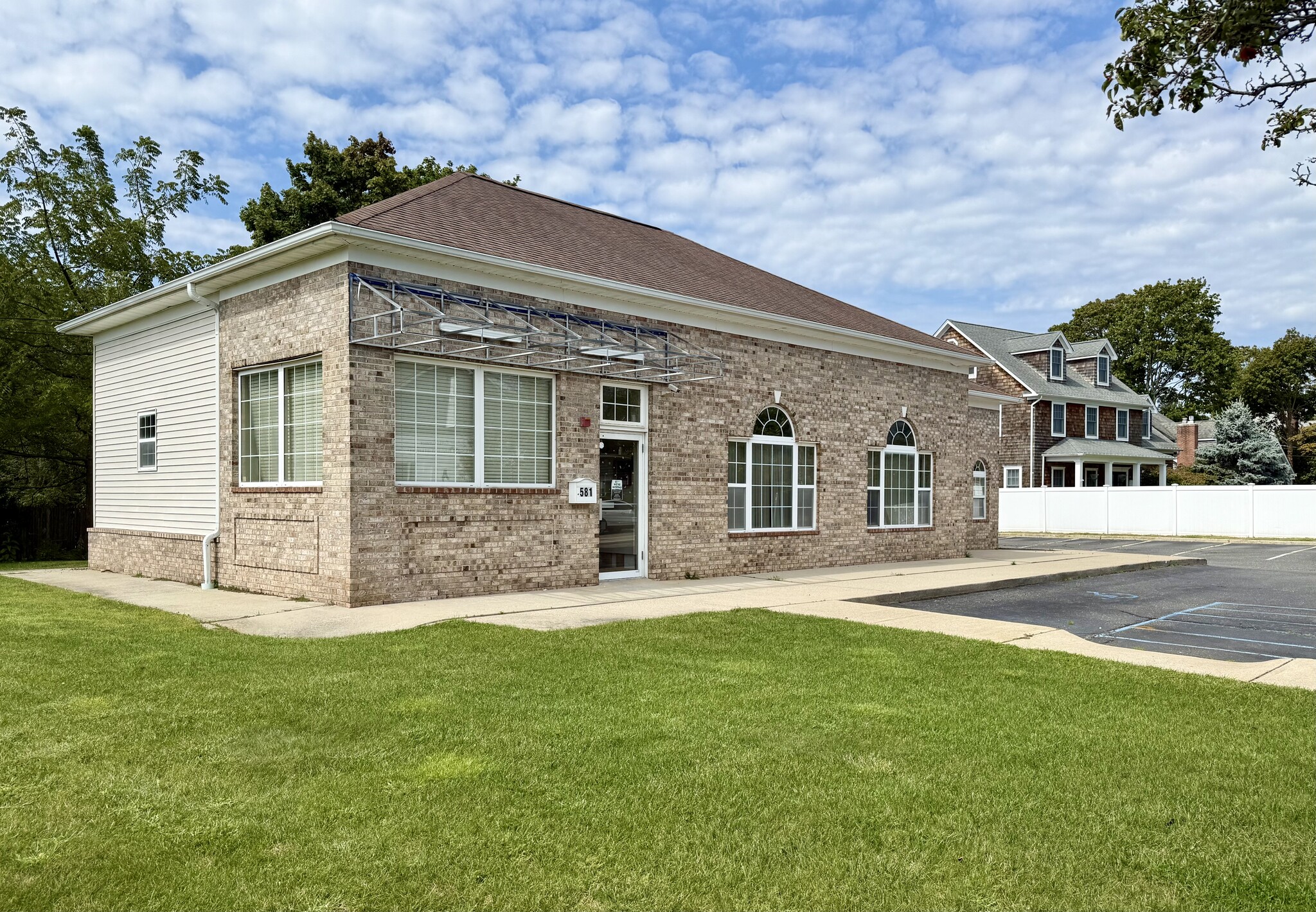 581 Middle Rd, Bayport, NY for Sale
