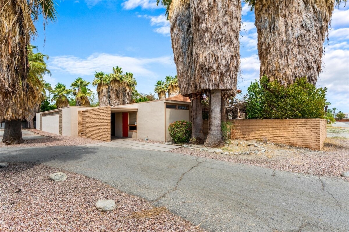 490 S Compadre Rd, Palm Springs, CA for Sale