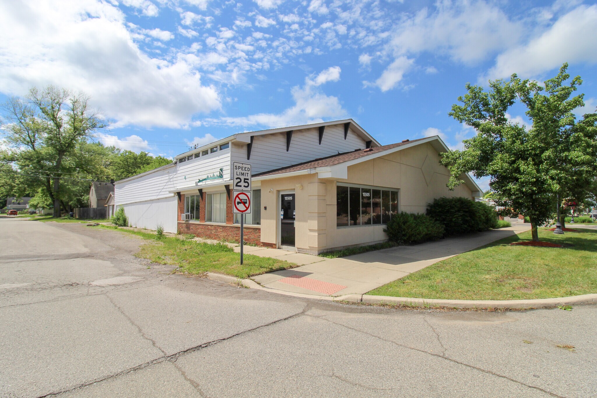 15505 Beech Daly Rd Redford, MI 48239 Retail Property for Lease on