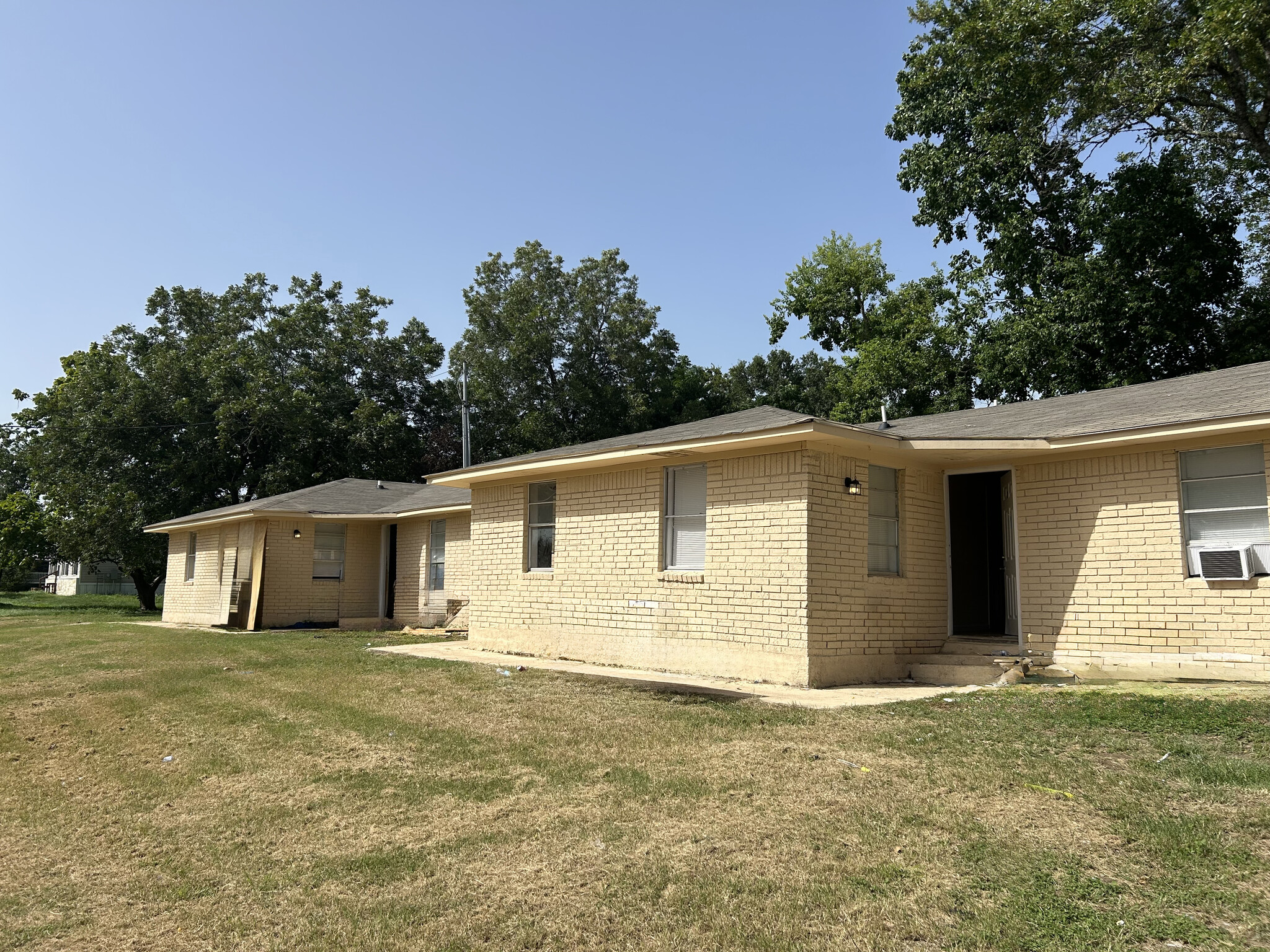 819 E Guadalupe St, La Grange, TX for Sale