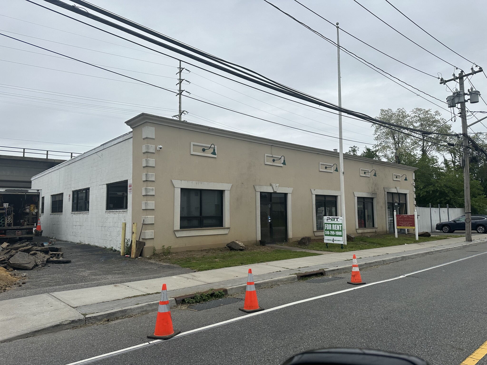 565 Oak St, Copiague, NY for Rent