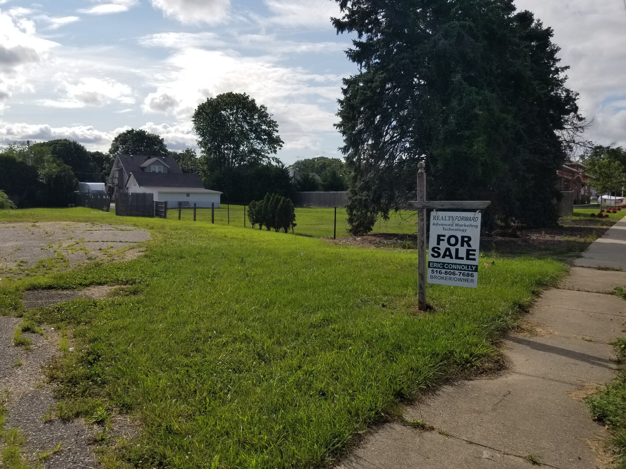 1350 Lakeland Ave, Bohemia, NY for Sale