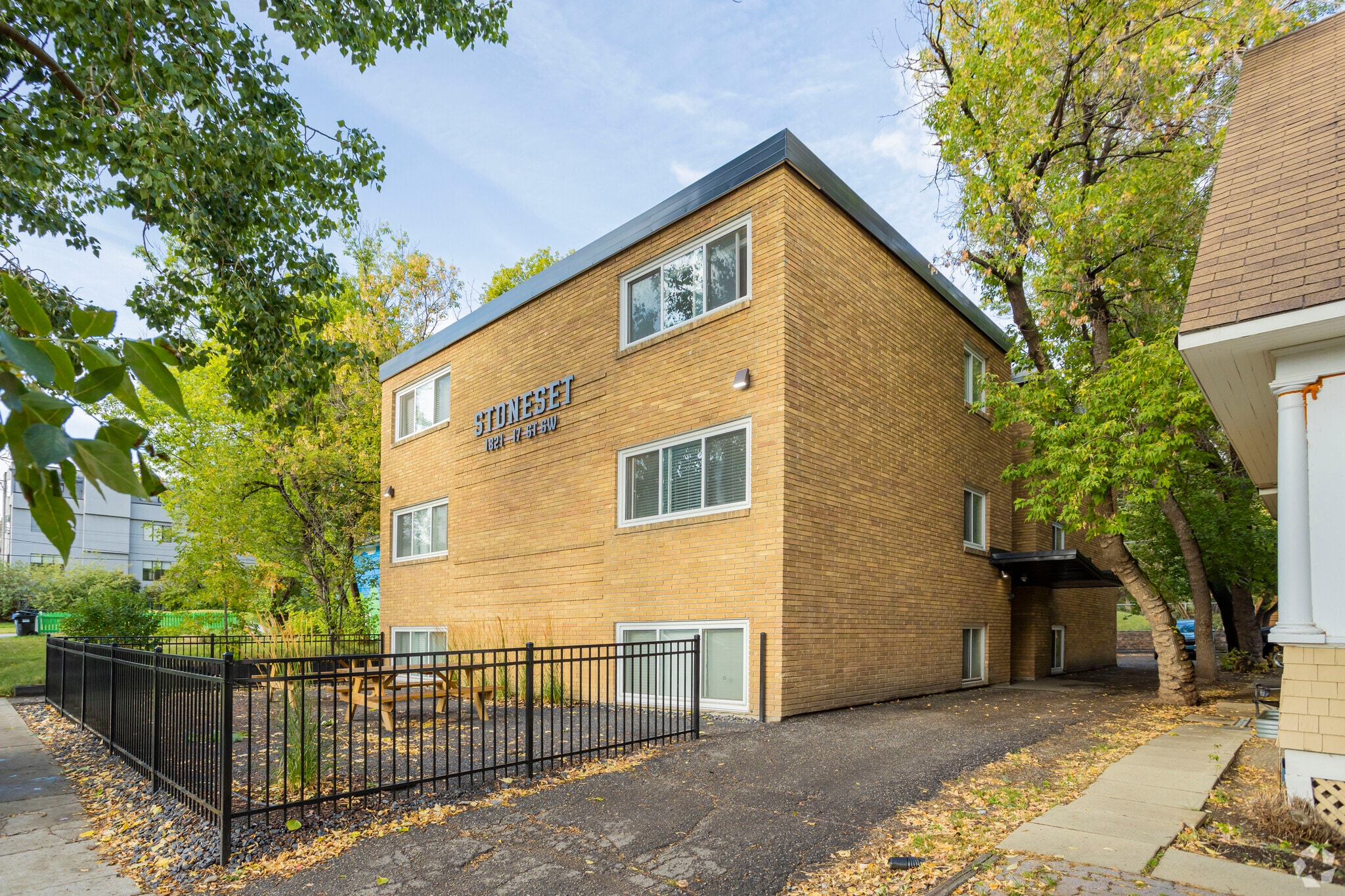 1821 17 St SW, Calgary, AB for Sale