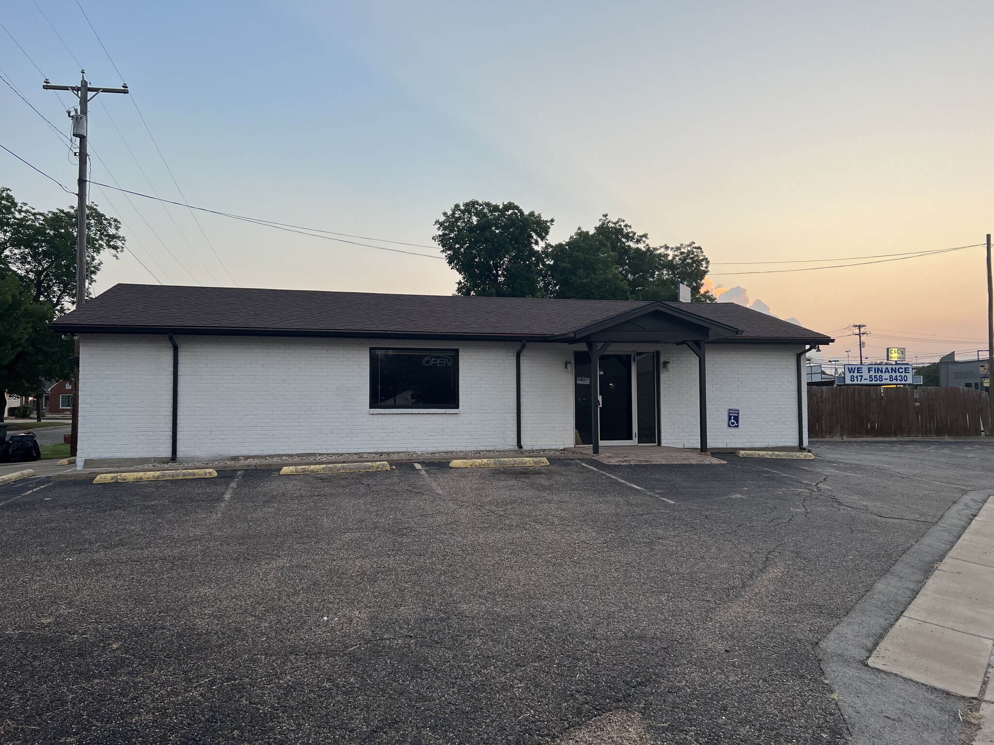 418 W Chambers St, Cleburne, TX for Sale