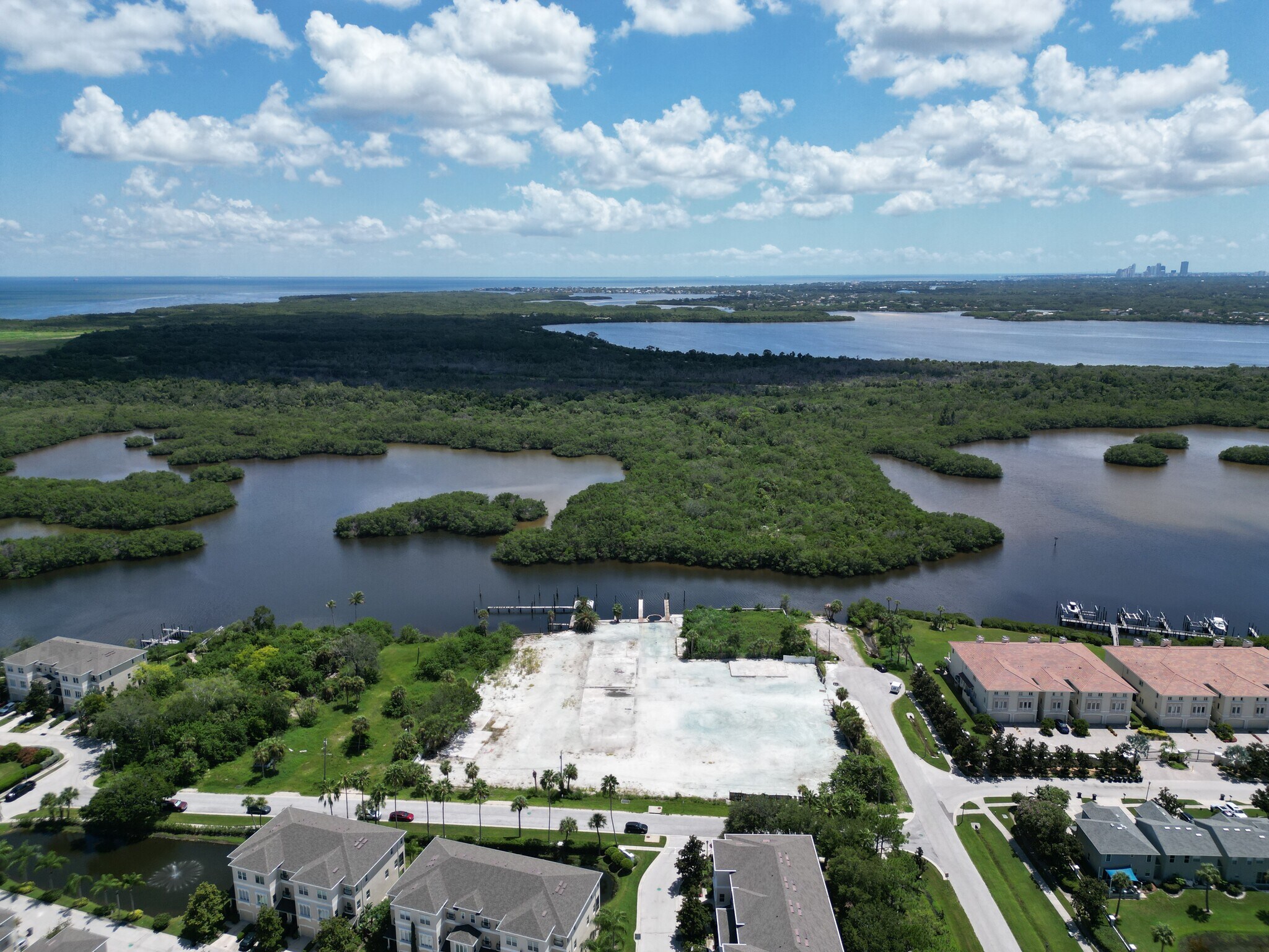 10121 Snug Harbor Rd NE, Saint Petersburg, FL for Sale