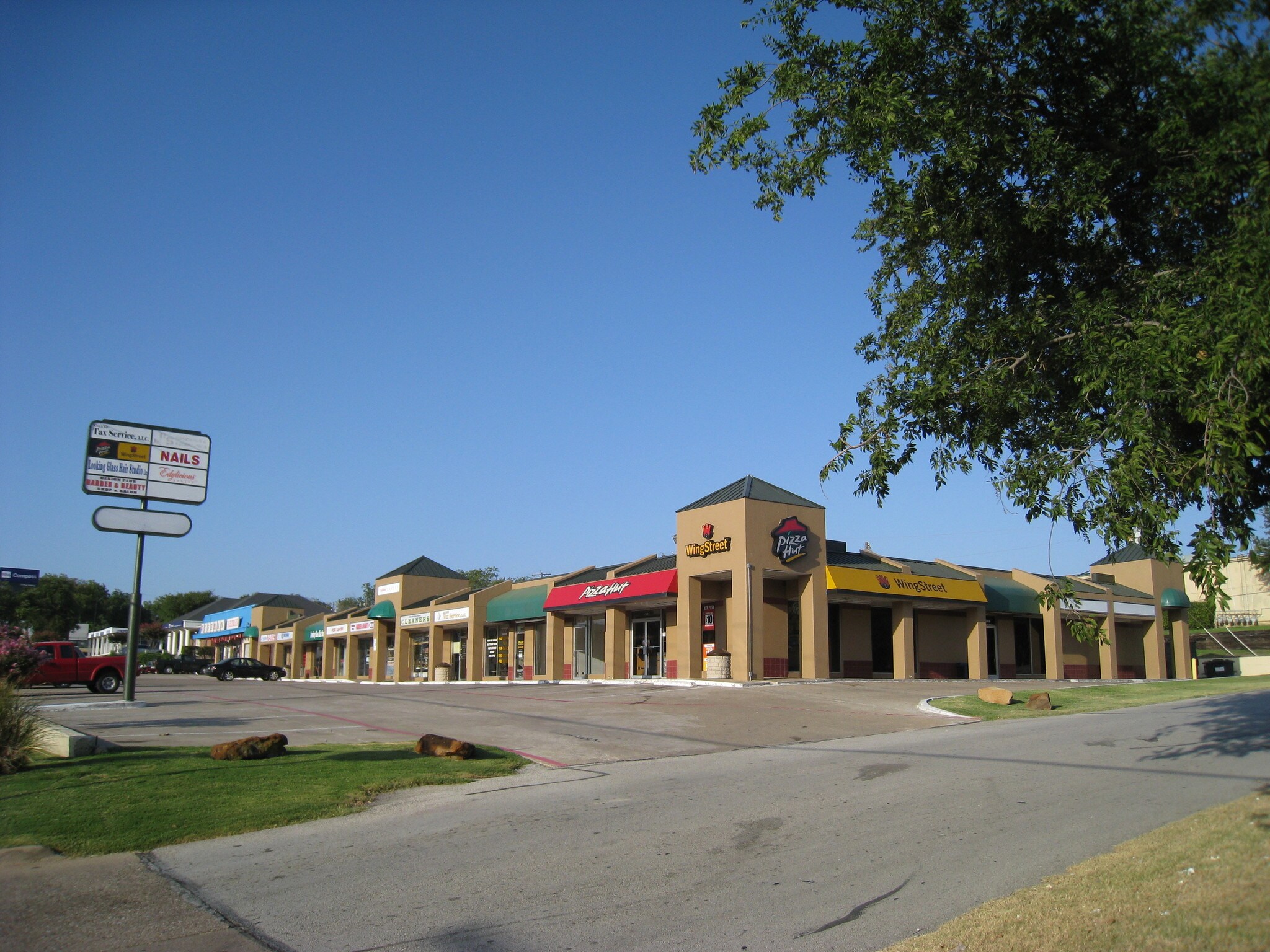 235-249 N Hampton Rd, DeSoto, TX for Rent