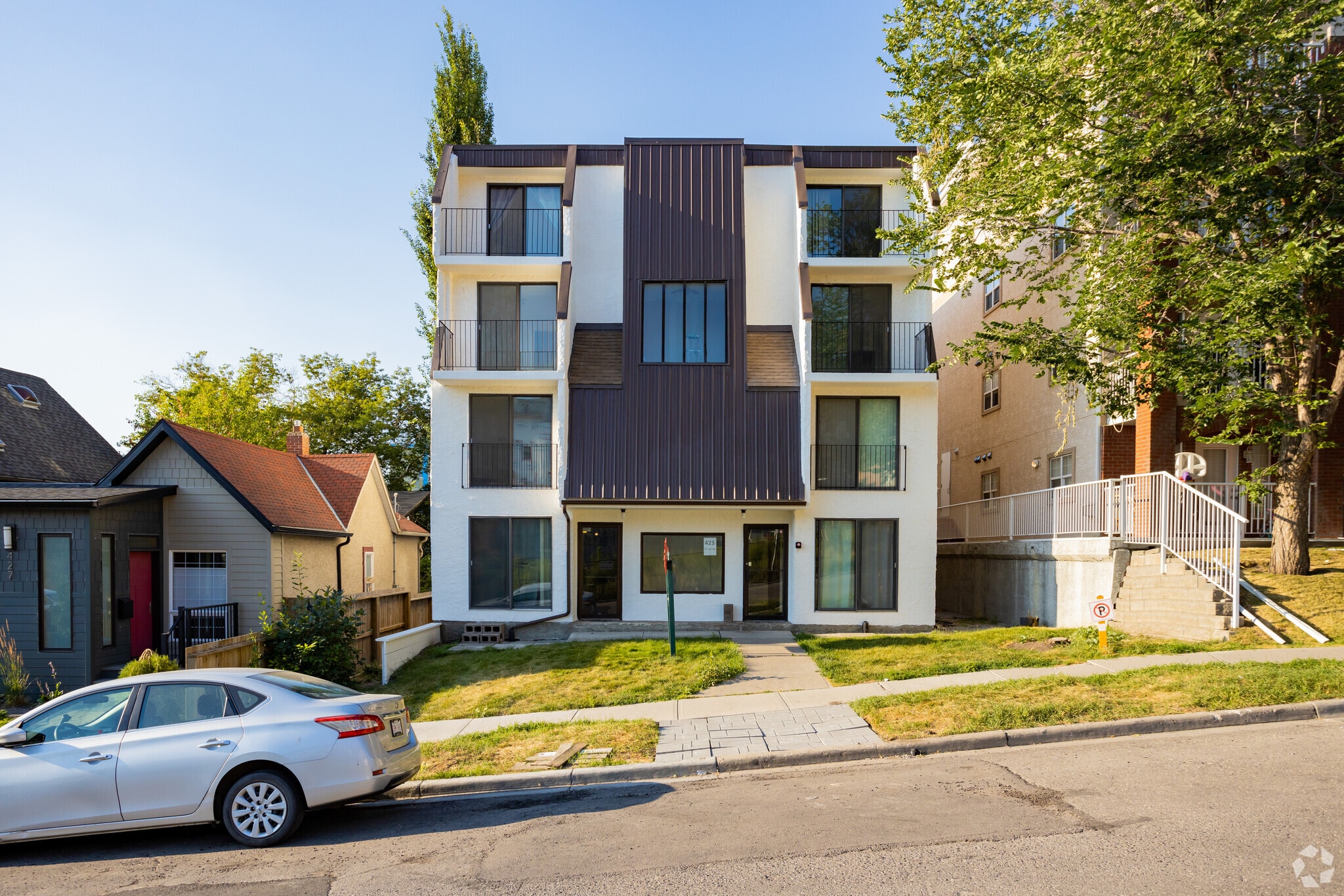 423 3 Av NE, Calgary, AB for Sale