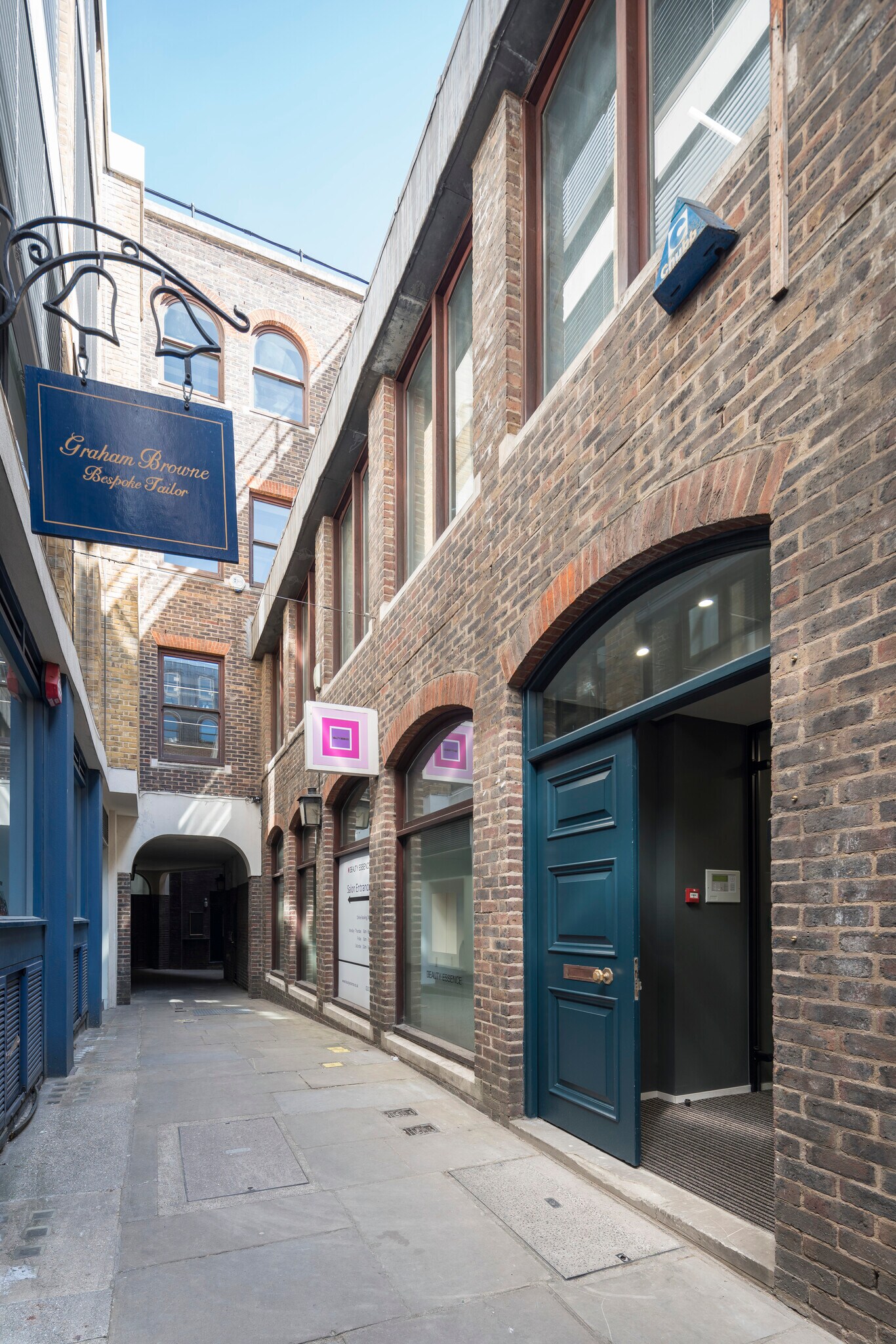 8-9 Well Ct, London, LND for Rent