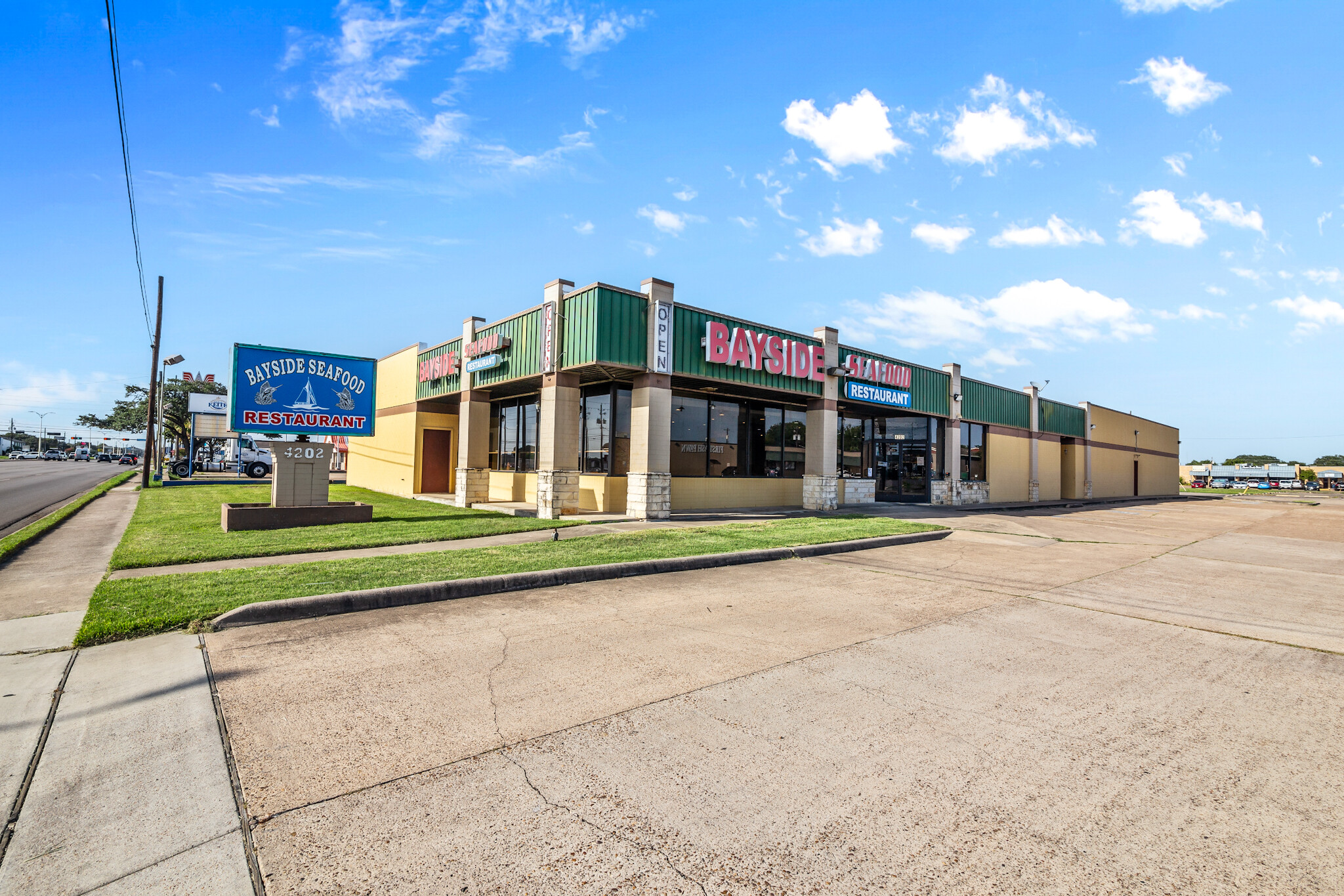 4202 N Navarro St, Victoria, TX for Sale