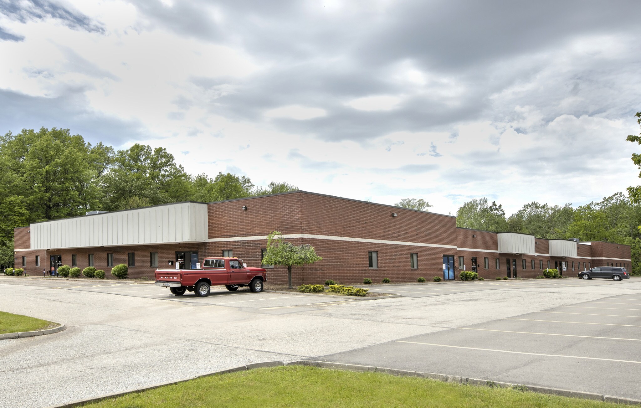 1230712325 Plaza Dr Parma, OH 44130 Flex Property for Lease on