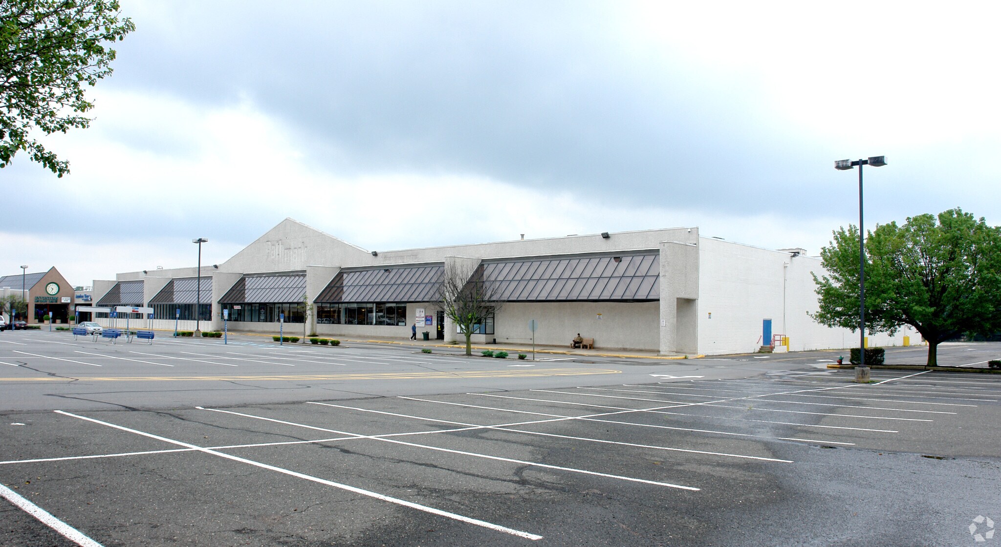 1665a Oak Tree Rd Edison, NJ 08820 Shopping Center Property for Lease on