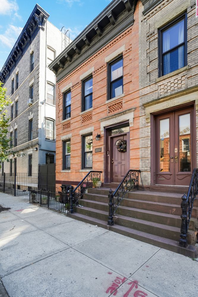 252 Jackson St, Brooklyn, NY for Sale