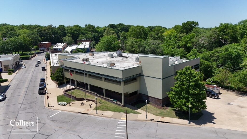 305 E Main St, Siloam Springs, AR for Sale