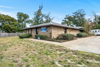 Lynn Haven, FL Veterinarian/Kennel - 4740 Cr-389