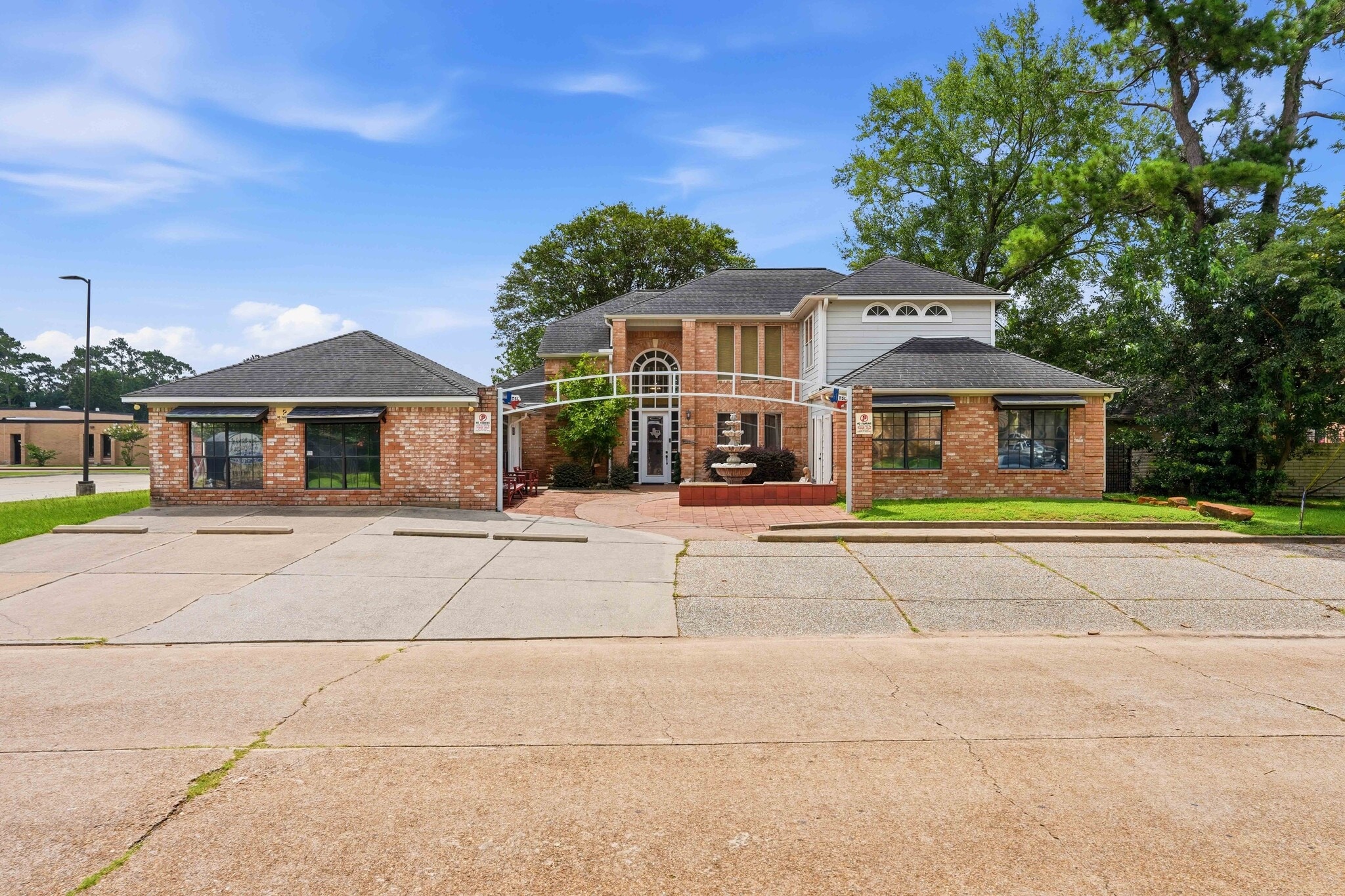 13700 Lakewood Forest Dr, Houston, TX for Sale