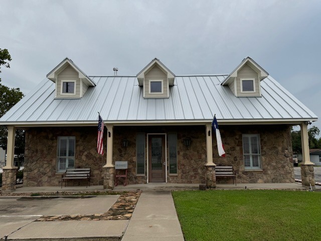 423 E Main St, Bellville, TX for Sale