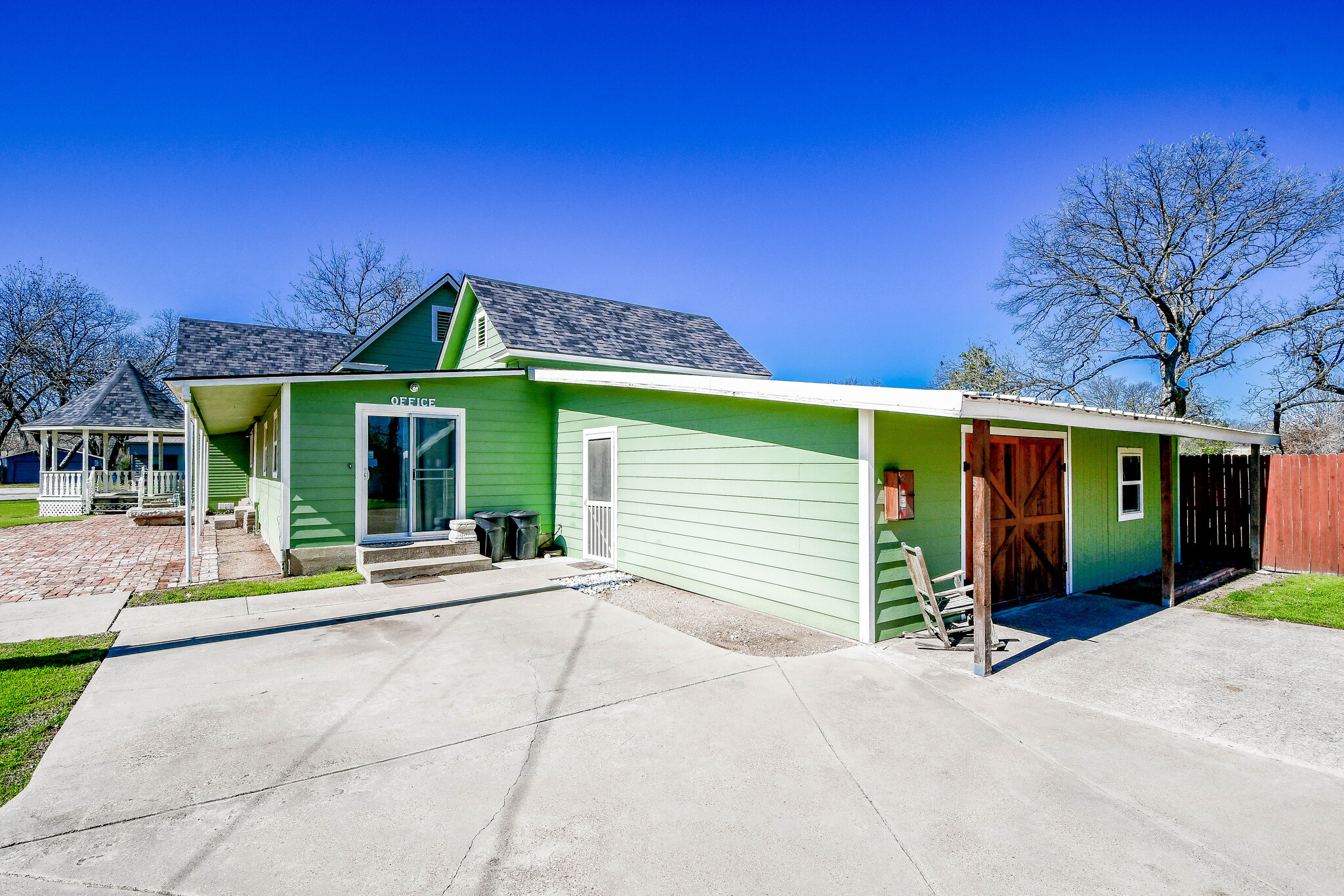 512 N Travis St, Granbury, TX for Sale