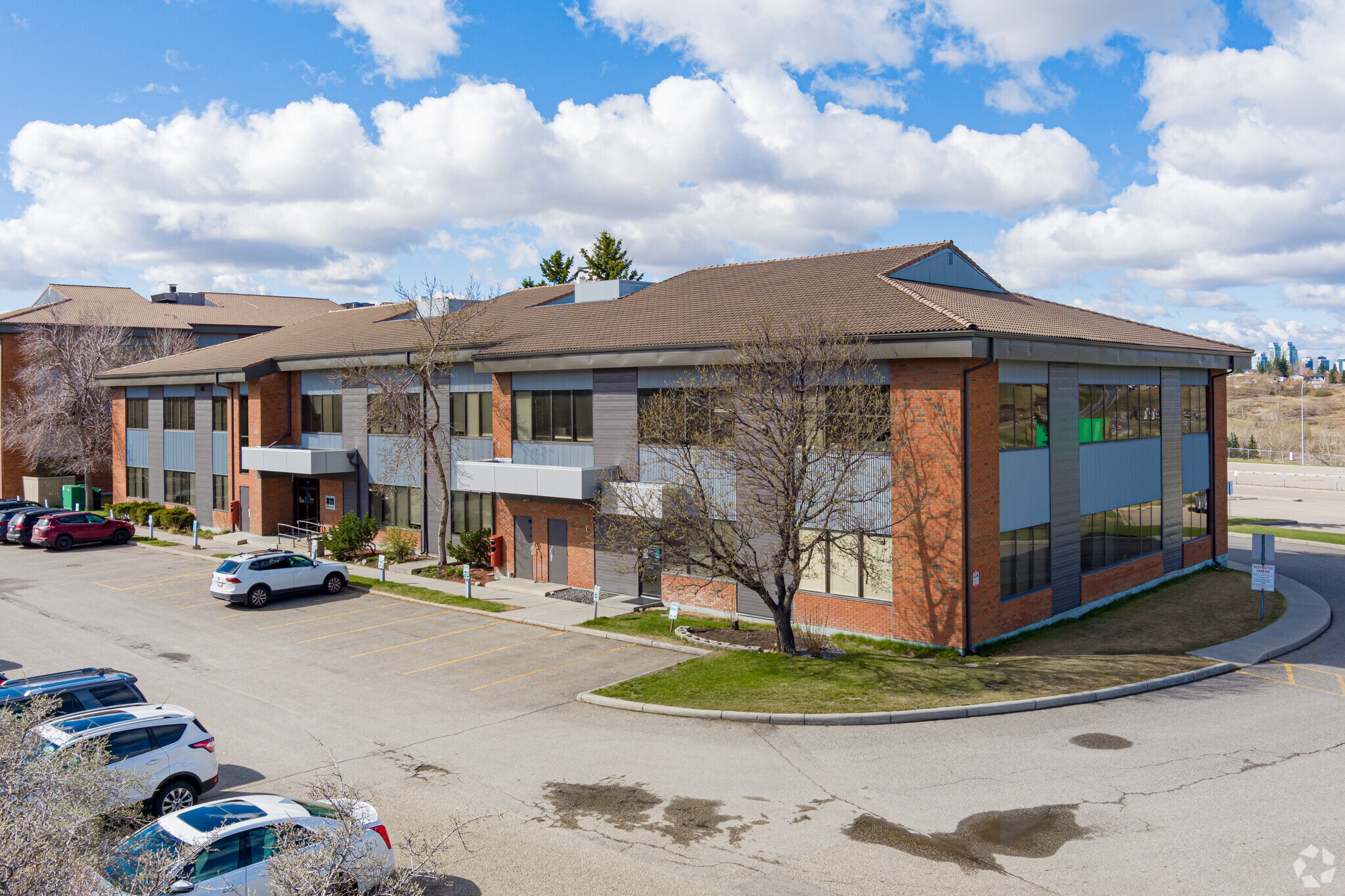 811 Manning Rd NE, Calgary, AB for Rent