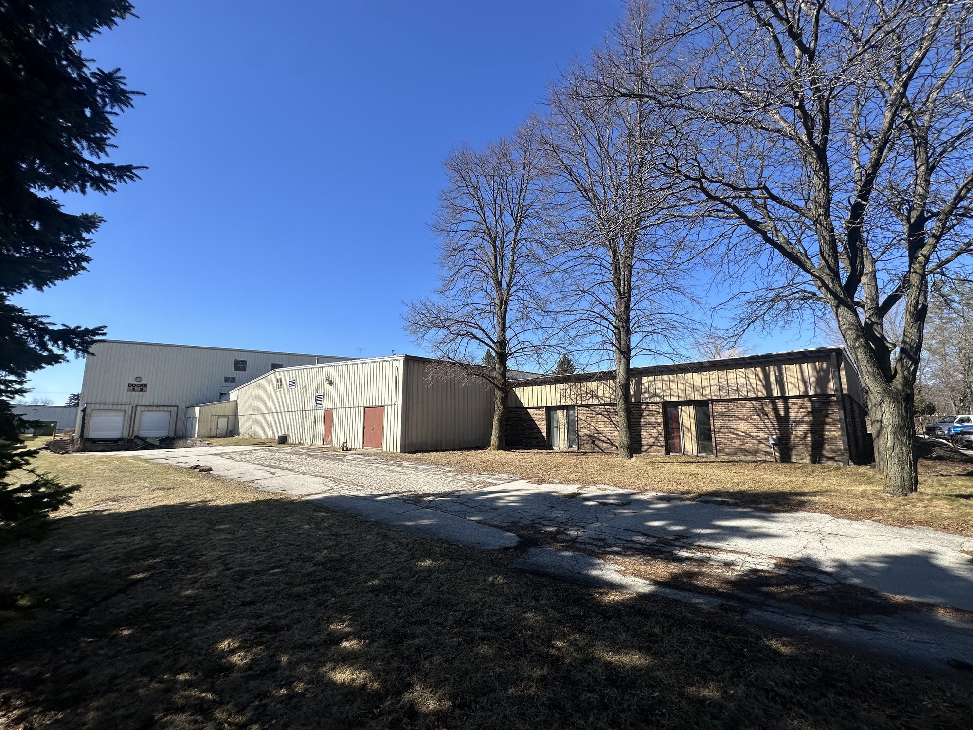 525 Norton Dr, Hartland, WI for Sale