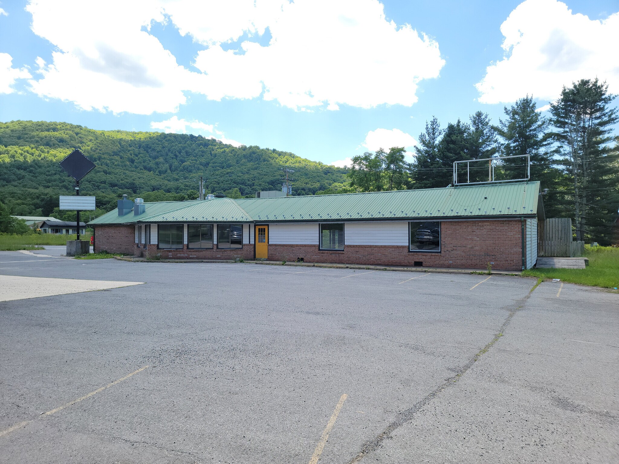 693 Slaty Fork Rd, Slatyfork, WV for Rent