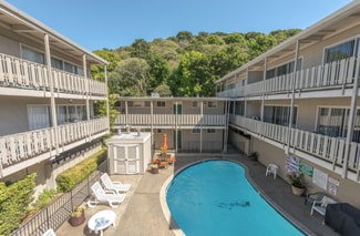 Belmont, CA Apartments - 2401 Carlmont Dr