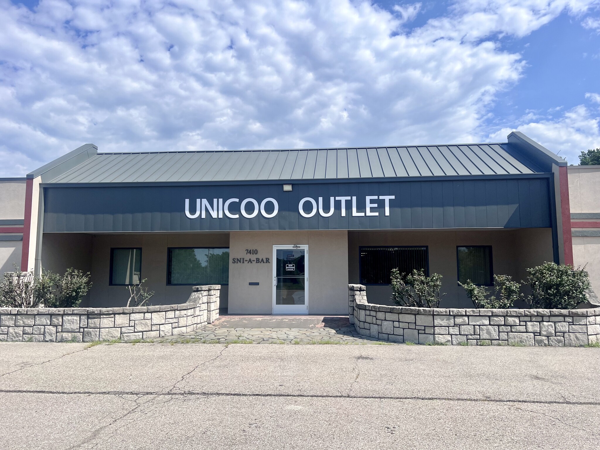 7410 Sni-A-Bar Rd, Kansas City, MO for Sale