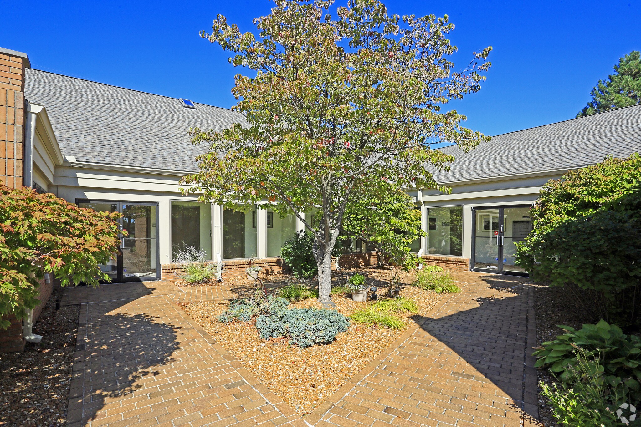 33900 W 8 Mile Rd, Farmington, MI for Rent