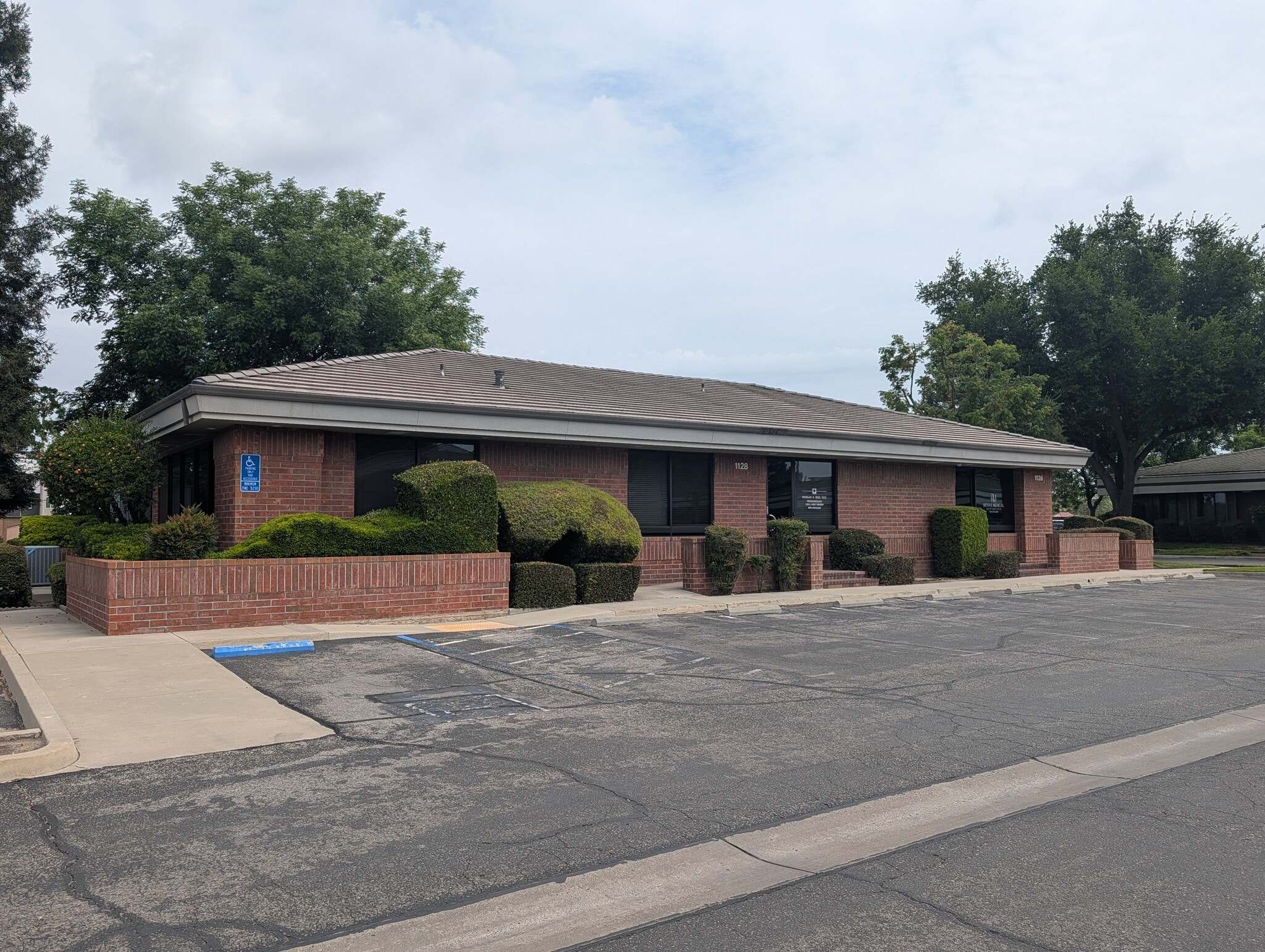 1128 N Chinowth St, Visalia, CA for Sale