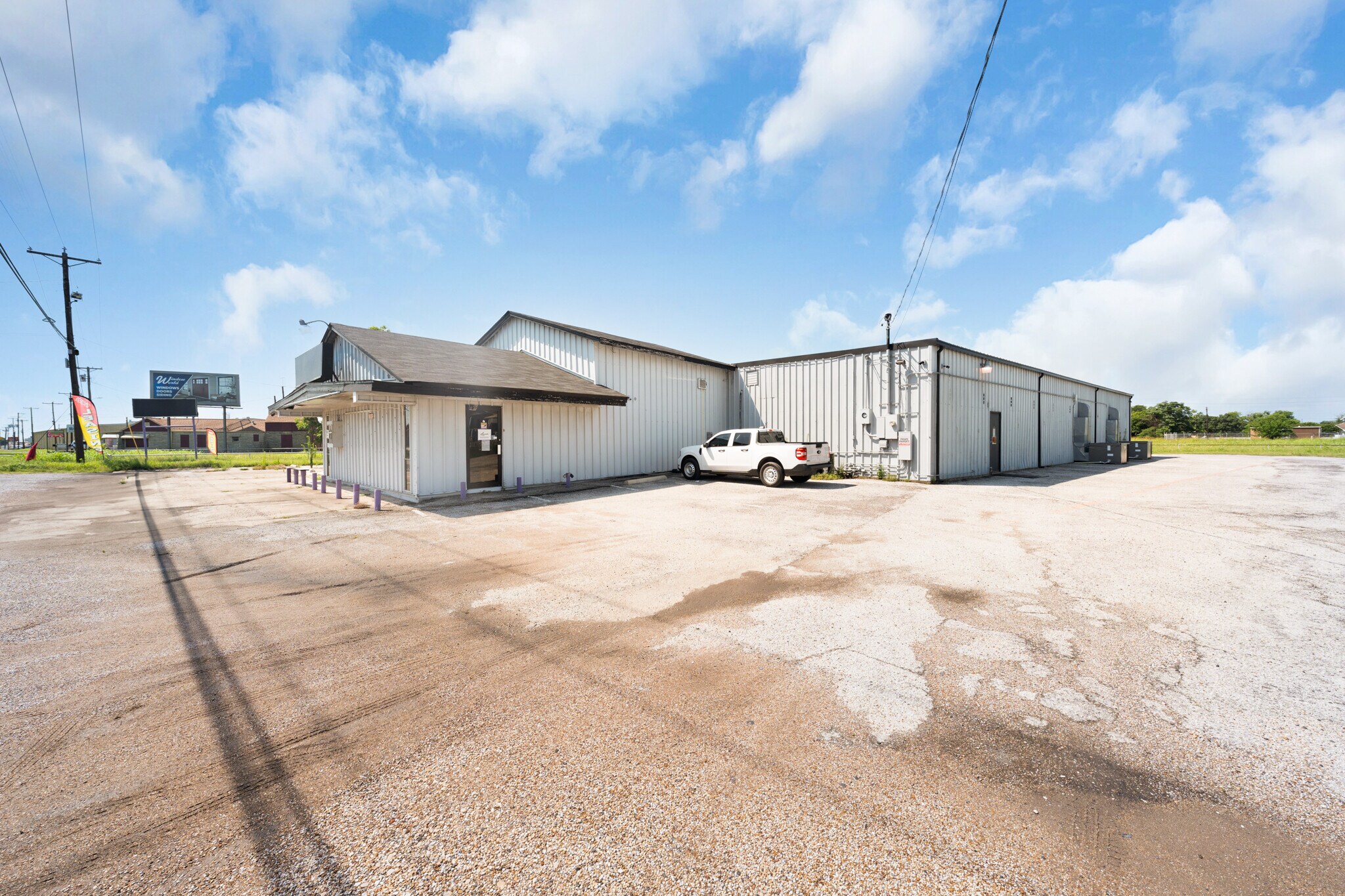 1301 S Kaufman St, Ennis, TX for Rent