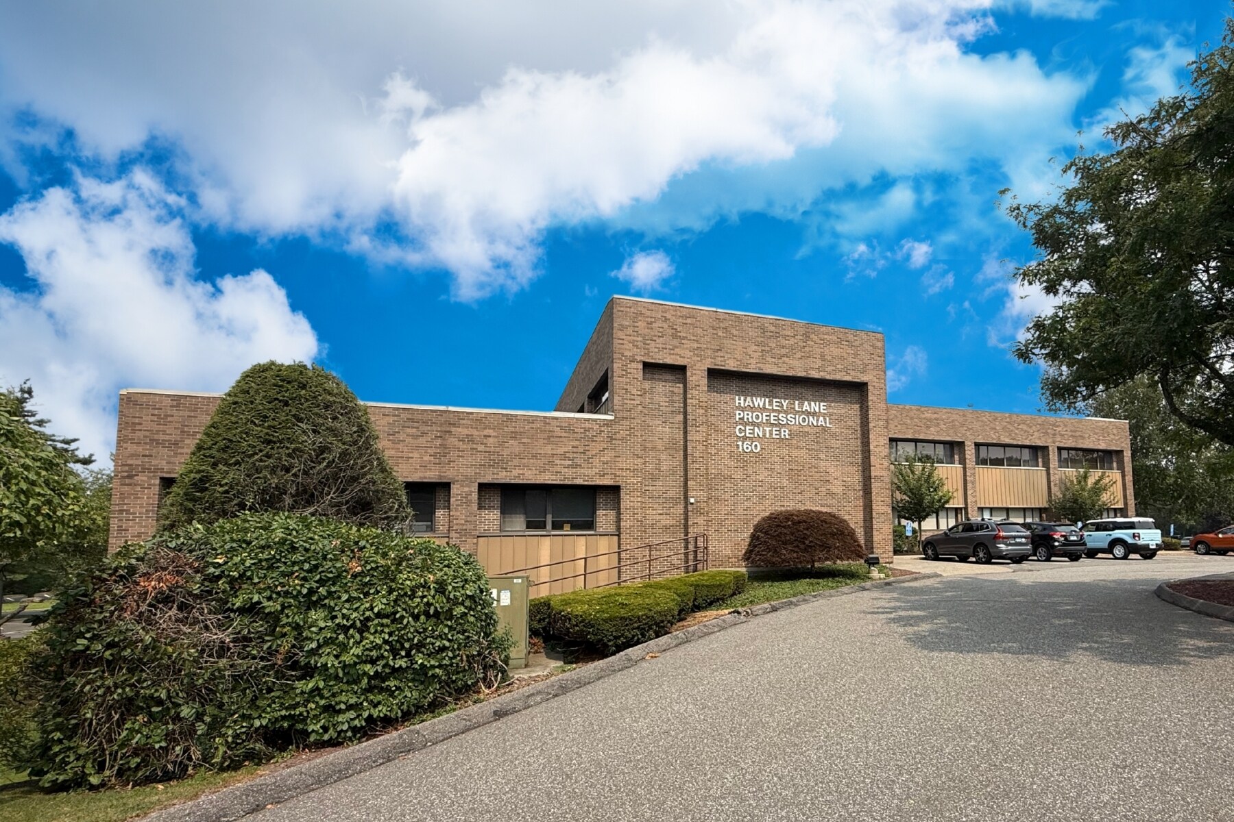 160 Hawley Ln, Trumbull, CT for Rent