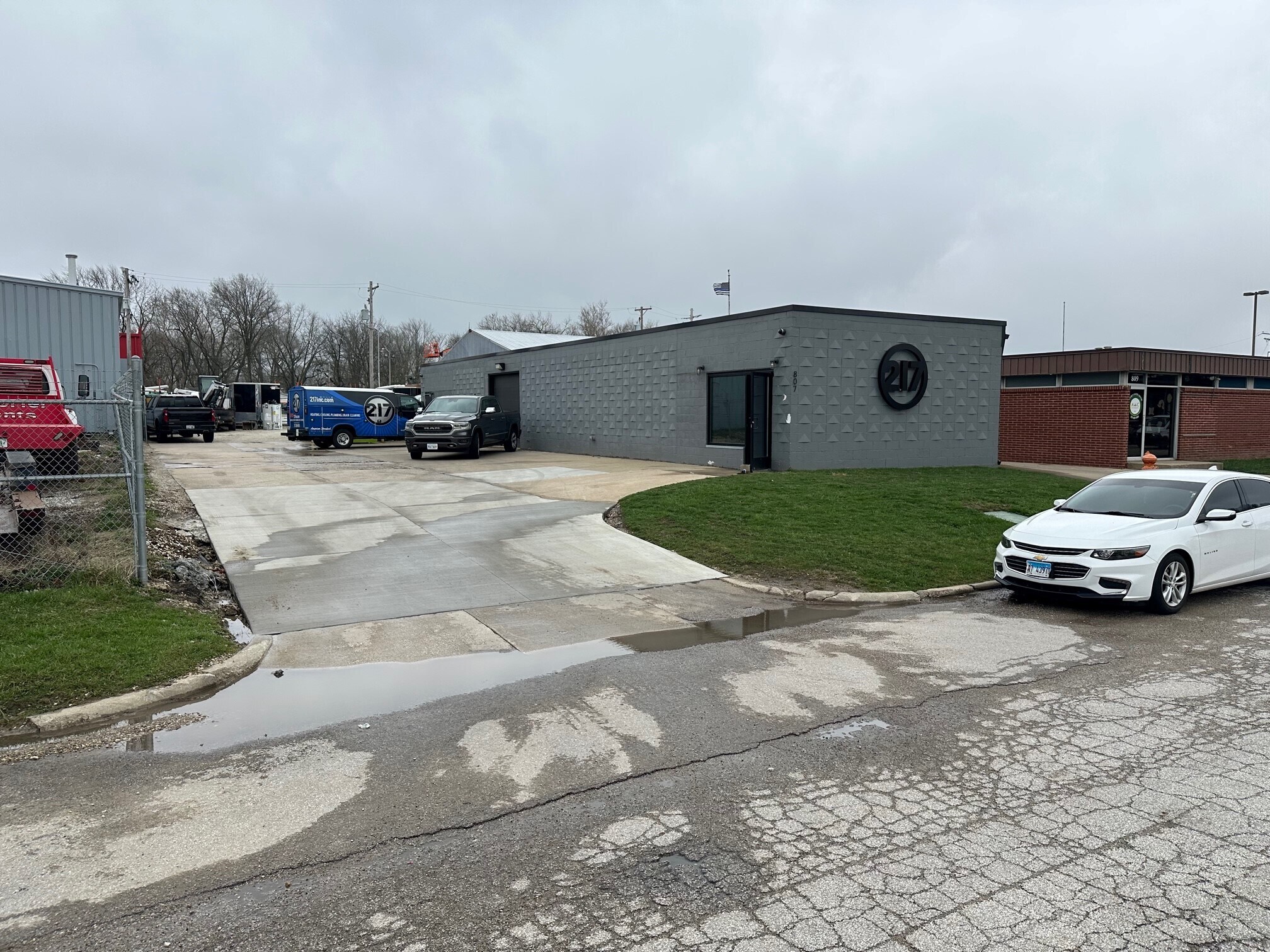 807 Dennison Dr Champaign, IL 61820 Flex Property for Sale on