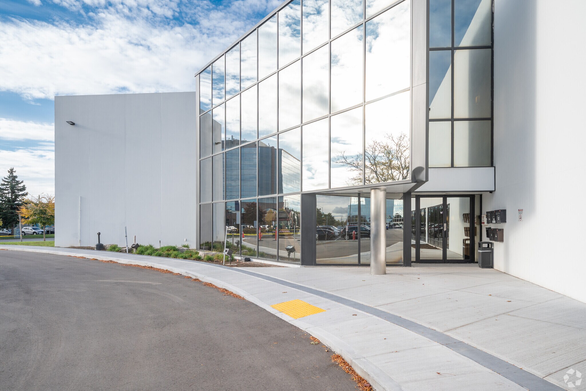2645 Skymark Av, Mississauga, ON for Rent
