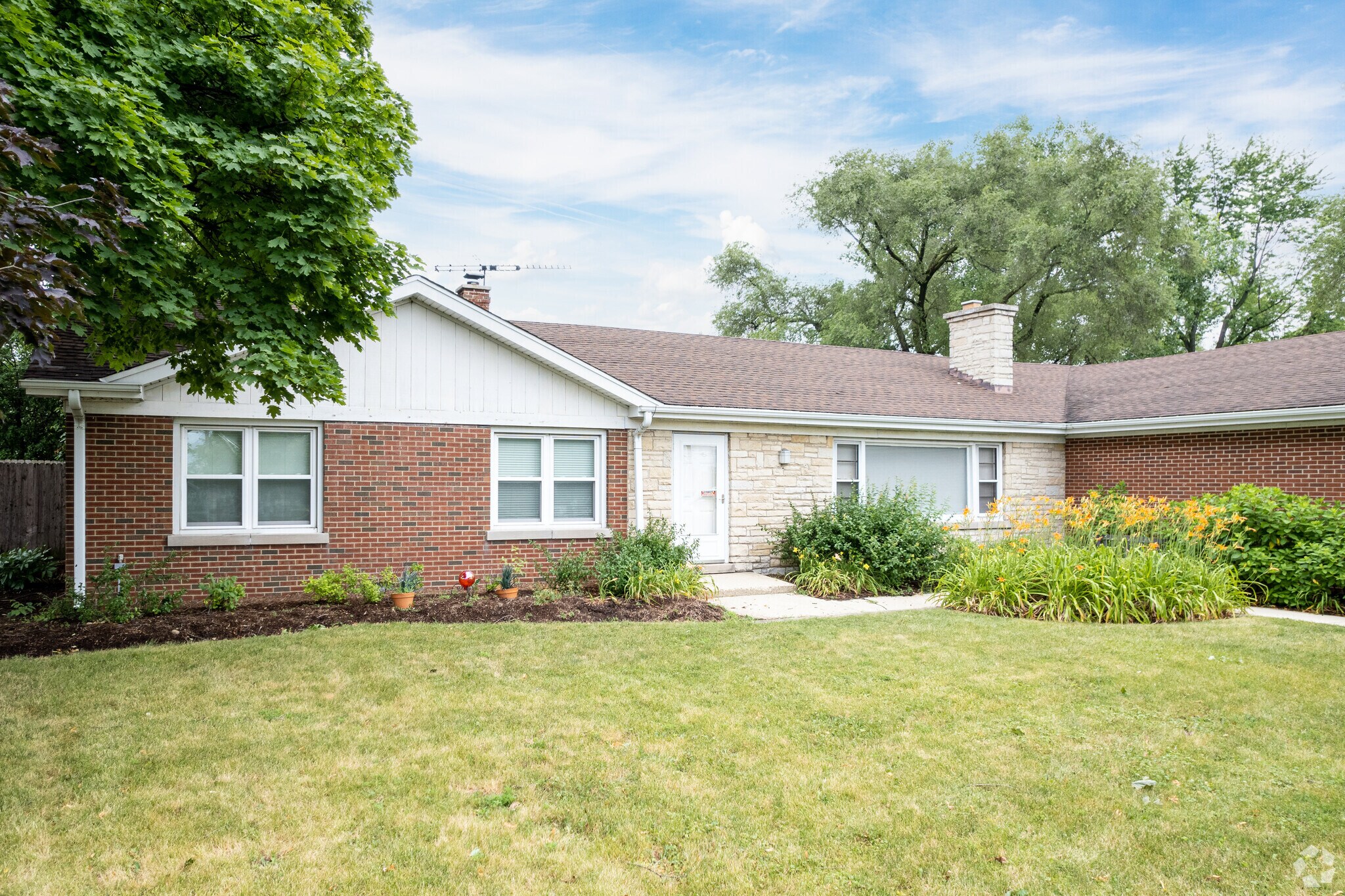 565 E Saint Charles Rd, Carol Stream, IL for Sale