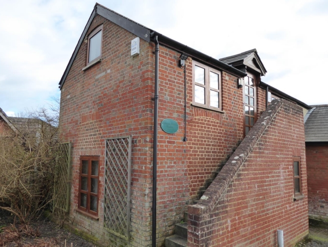 4 Hillside Rd, Aldershot, HAM for Rent
