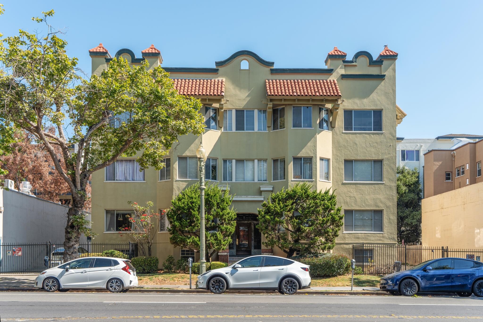 390 Grand Ave, Oakland, CA for Sale
