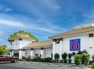 Oakdale, CA Hospitality - 825 E F St