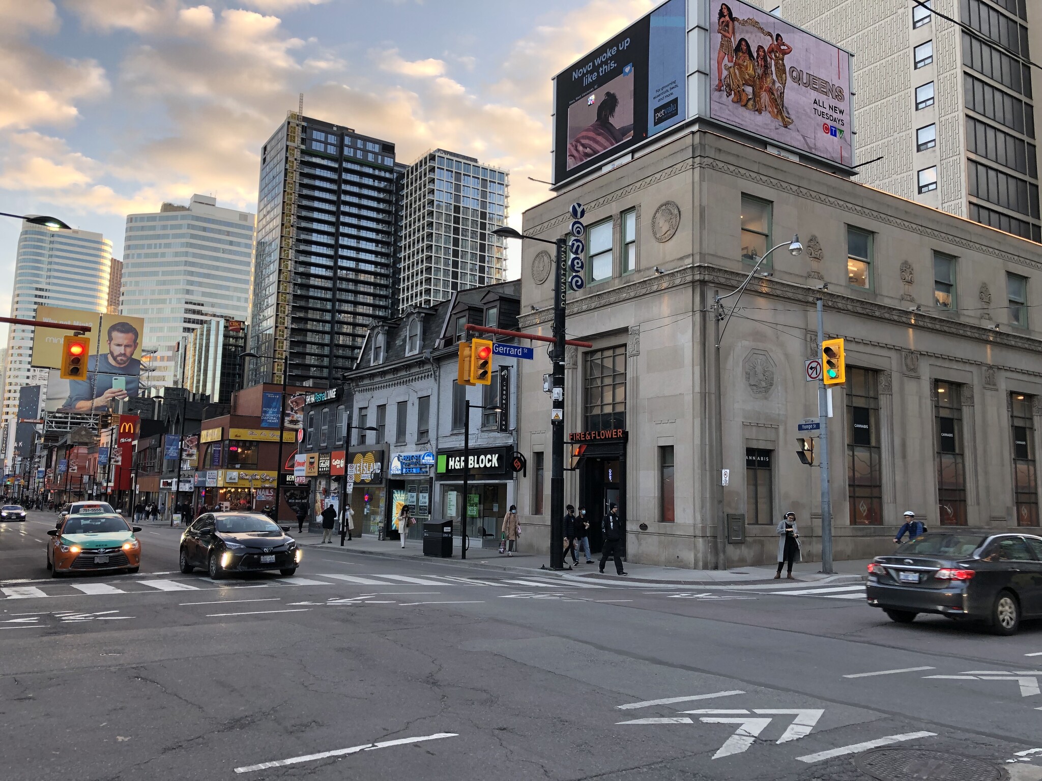 376 Yonge St, Toronto, ON for Rent