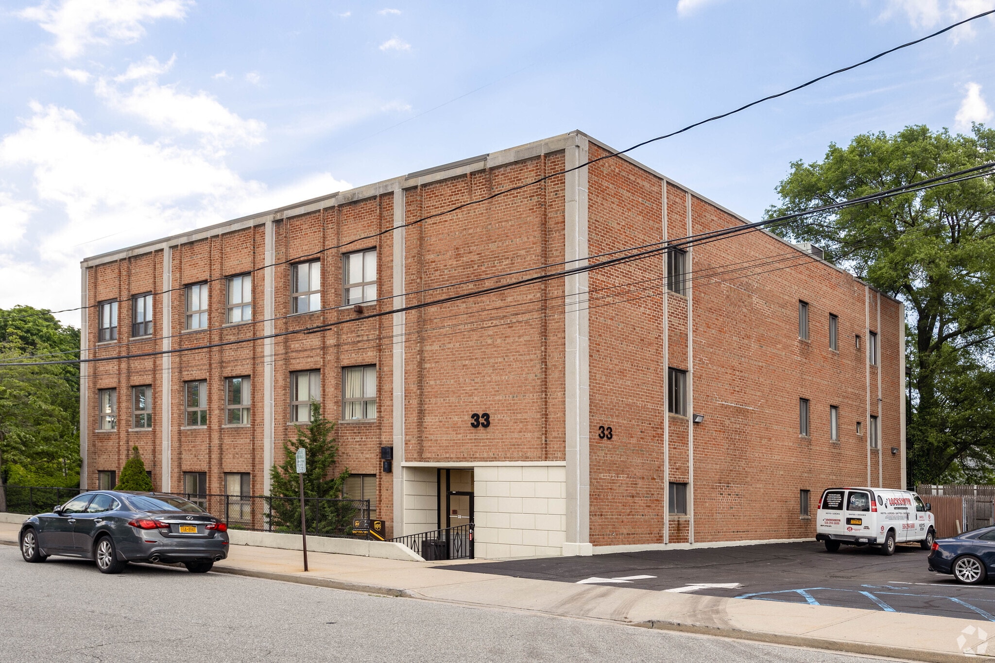 33 Queens St, Syosset, NY for Rent