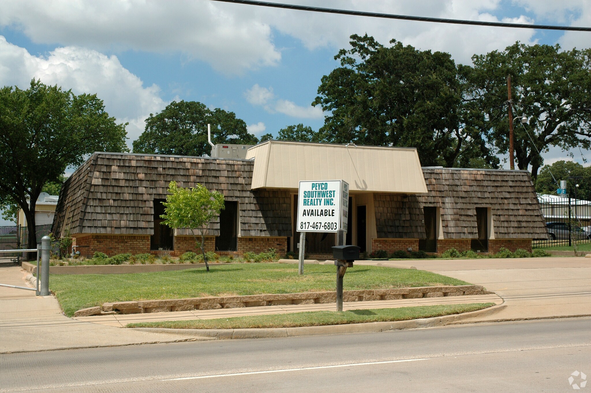 2003 W Arkansas Ln Arlington, TX 76013 Flex Property for Lease on