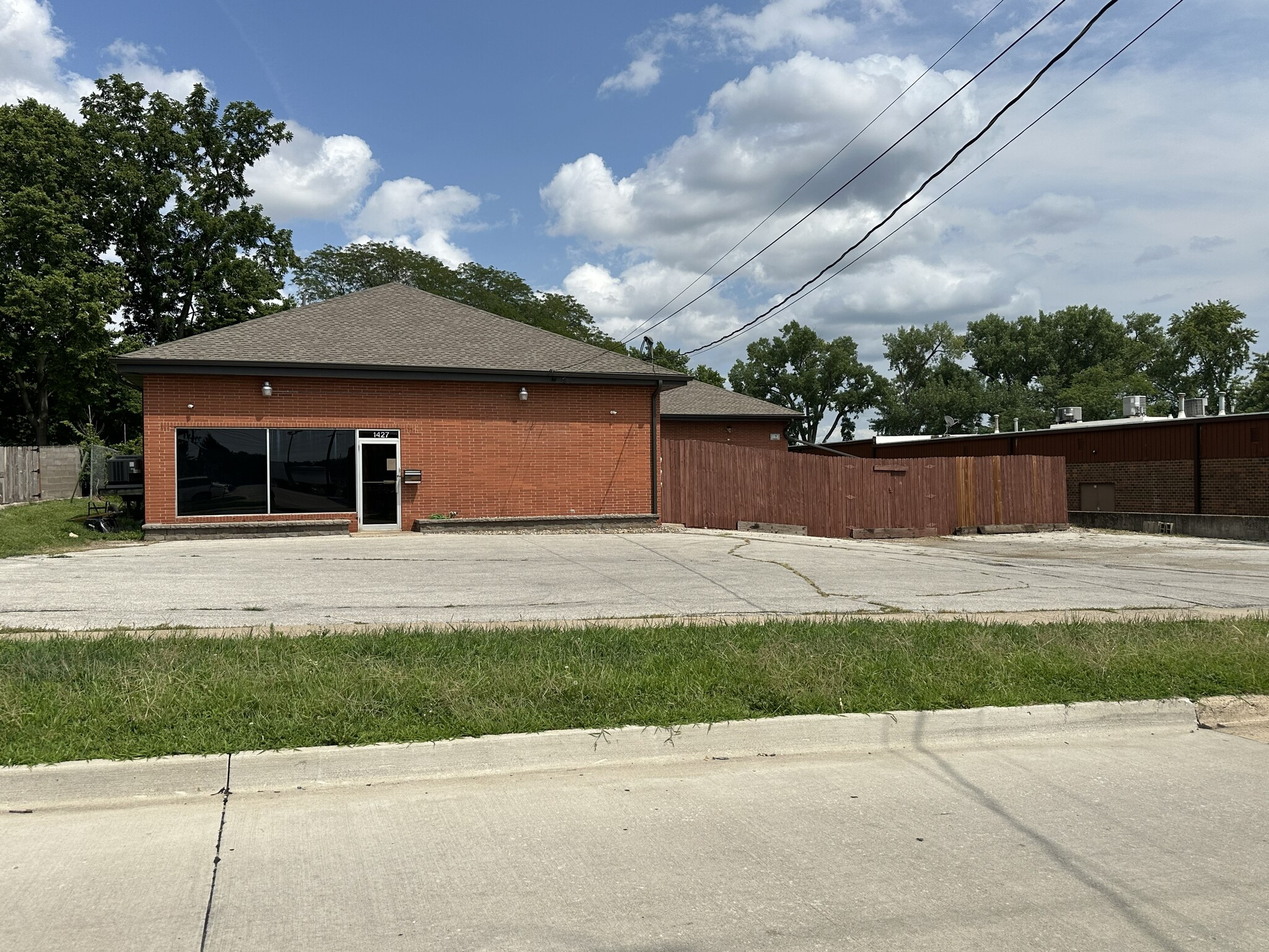 1425 NW 81st St, Clive, IA for Sale