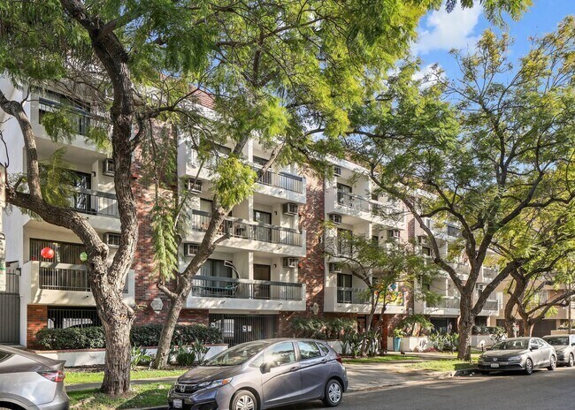 320 S Arnaz Dr, Los Angeles, CA for Sale