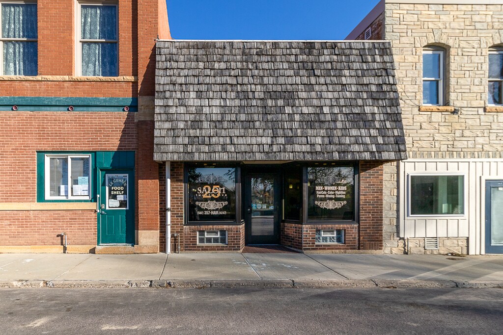 25 S Park Ave, Le Center, MN for Sale