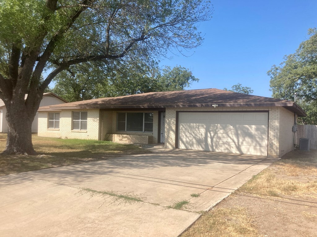 535 N 4th St, Uvalde, TX for Sale