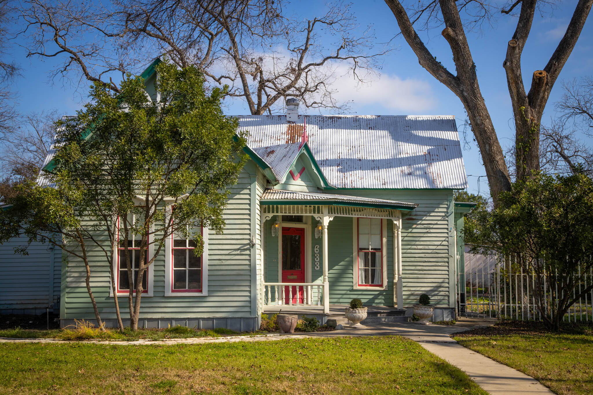 633 S Castell Ave, New Braunfels, TX for Sale