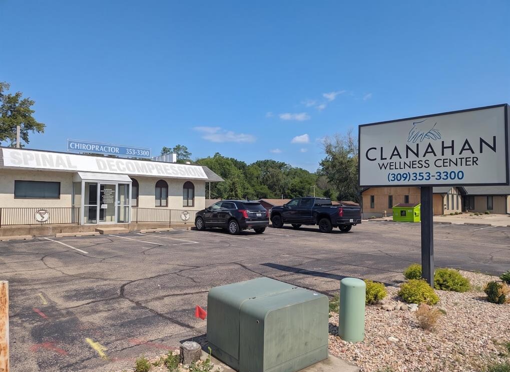 105 N Parkway Dr, Pekin, IL for Rent