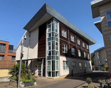 17 Marina Pl, Kingston Upon Thames, LND for Sale