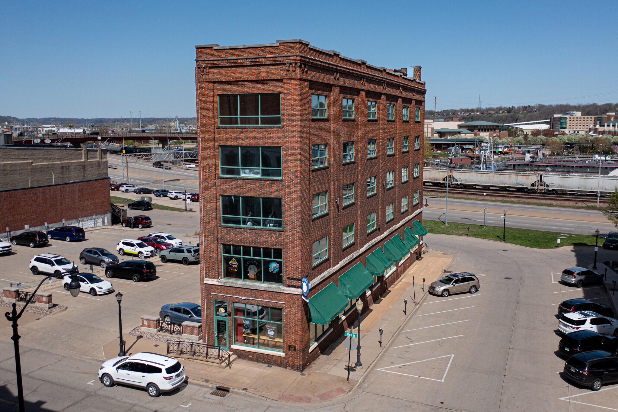 100 Main St, Dubuque, IA for Sale