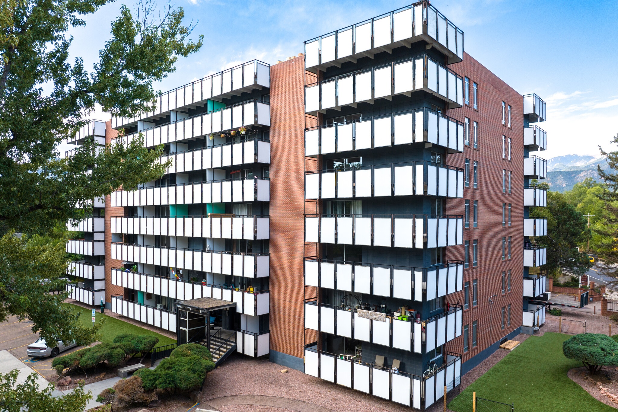 107 W Cheyenne Rd, Colorado Springs, CO for Sale